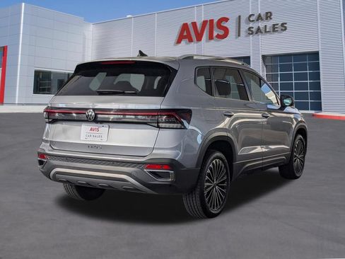 Used 2025 Volkswagen Taos SE FWD image 3