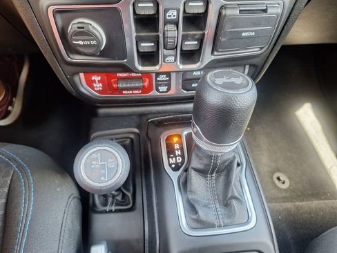 Used 2025 Jeep Wrangler Unlimited Rubicon 4xe w/ Safety Group AWD/4WD image 17