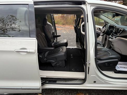 Used 2017 Chrysler Pacifica Touring-L Plus image 17