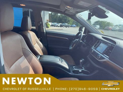 Used 2017 Toyota Highlander Limited Platinum AWD/4WD image 9