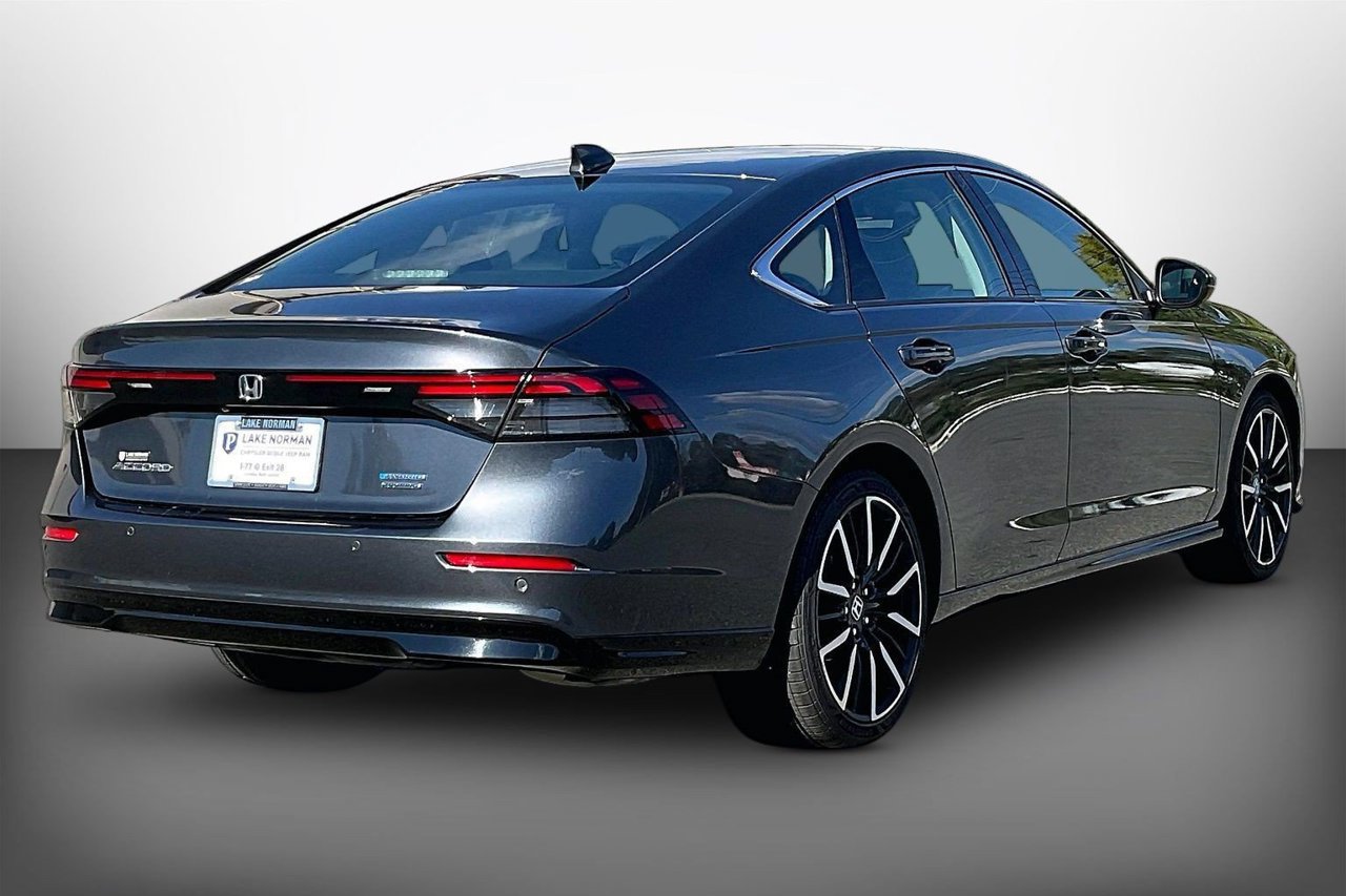 Used 2023 Honda Accord Touring image 8