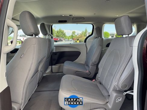 Used 2021 Chrysler Pacifica Touring image 23