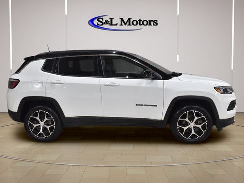 Used 2024 Jeep Compass Limited AWD/4WD image 9