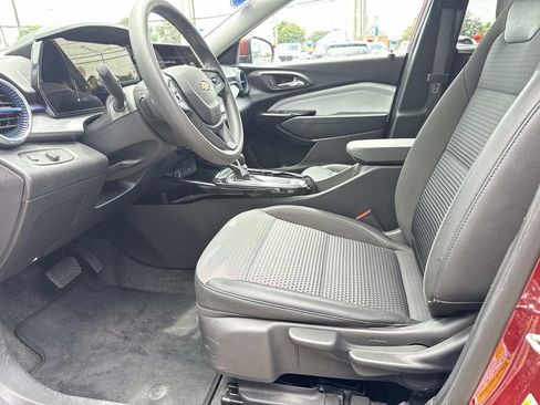 Used 2025 Chevrolet Trax LT FWD image 17