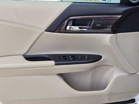 Used 2017 Honda Accord Touring image 11