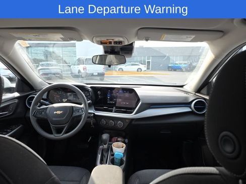 Used 2025 Chevrolet Trax LS w/ LS Convenience Package FWD image 11