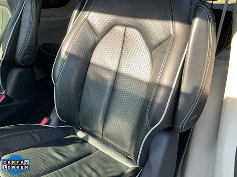 Used 2022 Chrysler Pacifica Limited w/ Uconnect Theater Family Group image 31