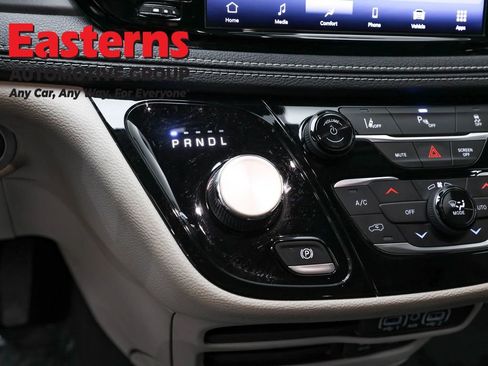 Used 2022 Chrysler Pacifica Touring-L FWD image 13