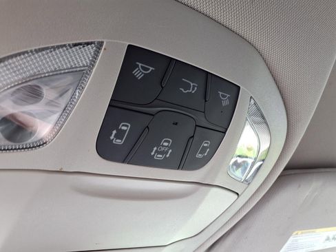 Used 2023 Chrysler Pacifica Touring-L FWD image 15
