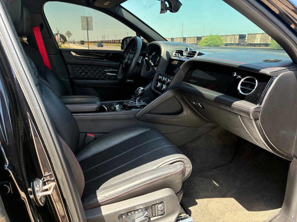 Used 2021 Bentley Bentayga AWD/4WD image 40