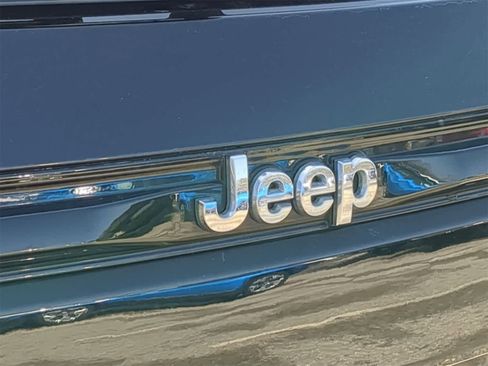 Used 2023 Jeep Grand Cherokee Laredo w/ Luxury Tech Group I image 19