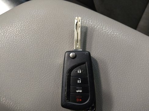 Used 2020 Toyota Camry LE image 32