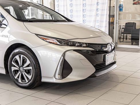 Used 2018 Toyota Prius Prime Premium image 3
