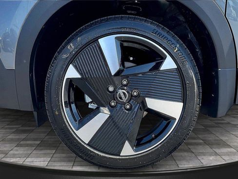 New 2025 Nissan Kicks SR image 11