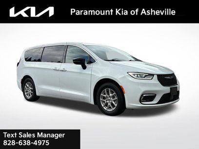 Used 2025 Chrysler Pacifica Select