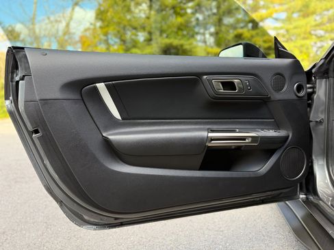 Used 2022 Ford Mustang Shelby GT500 w/ Carbon Fiber Track Pack image 18