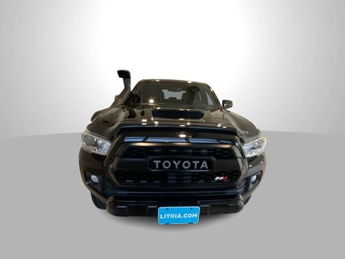 Used 2017 Toyota Tacoma TRD Sport w/ Tow Package AWD/4WD image 3
