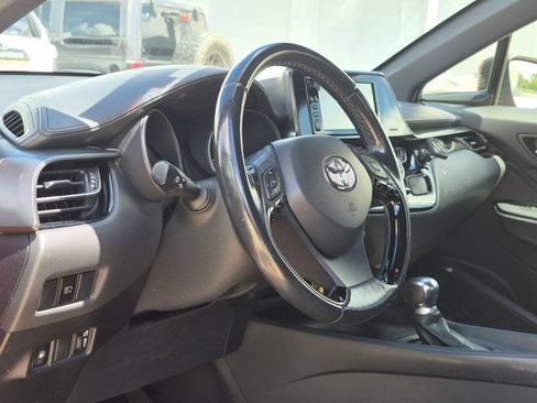 Used 2018 Toyota C-HR XLE FWD image 2
