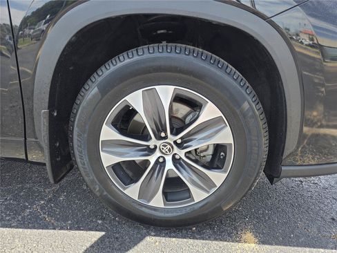 Used 2021 Toyota Highlander XLE FWD image 35