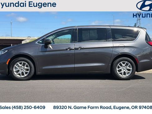 Used 2023 Chrysler Pacifica Touring-L FWD image 7