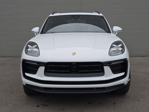 Certified 2025 Porsche Macan image 6