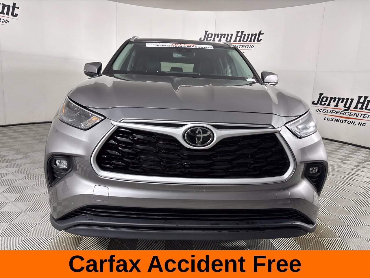 Used 2025 Toyota Highlander XLE FWD image 3