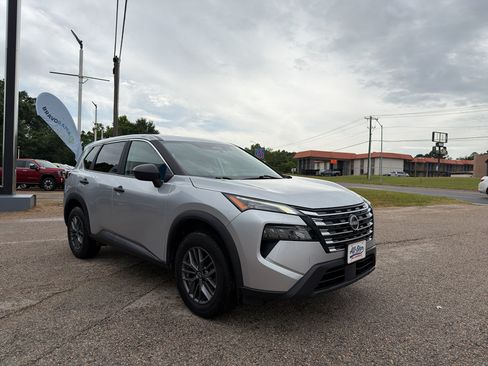 Used 2024 Nissan Rogue S FWD image 20
