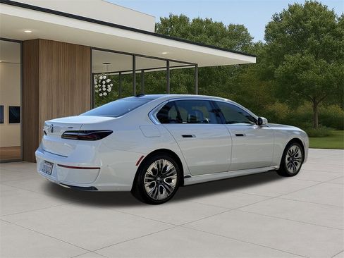 Used 2025 BMW i7 eDrive50 w/ Premium Package image 7