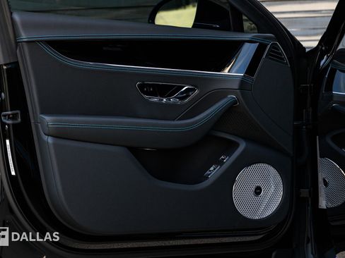 Used 2024 Bentley Flying Spur V8 image 21