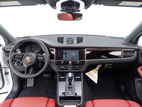 Used 2026 Porsche Macan AWD/4WD image 18
