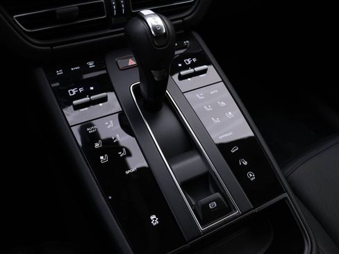 Used 2025 Porsche Macan image 12