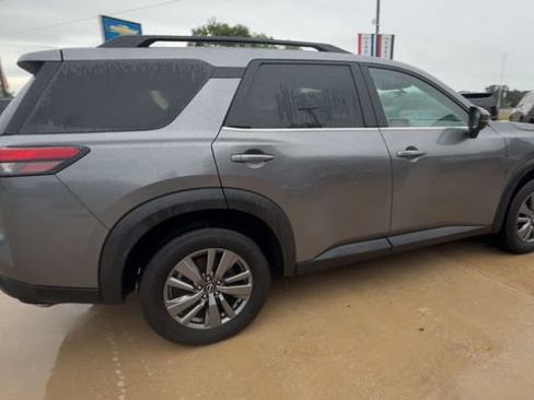 Used 2025 Nissan Pathfinder SV FWD image 8