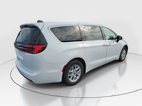 Used 2023 Chrysler Pacifica Touring-L image 34