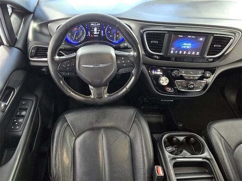 Used 2019 Chrysler Pacifica Touring-L w/ S Appearance Package image 9