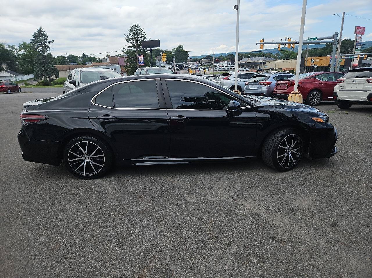 Used 2023 Toyota Camry SE FWD image 2