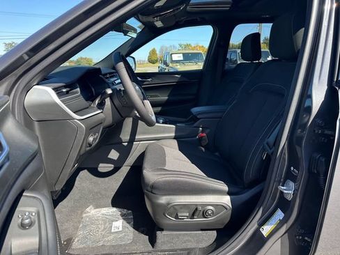 New 2025 Jeep Grand Cherokee Laredo X w/ Luxury Tech Group I AWD/4WD image 9