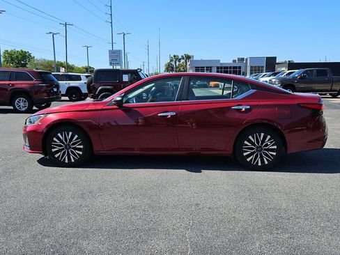 Used 2025 Nissan Altima 2.5 SV FWD image 2