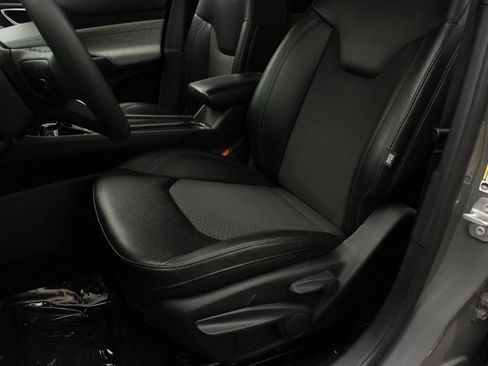 Used 2024 Jeep Compass Latitude AWD/4WD image 17