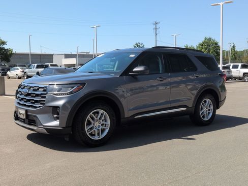 Certified 2025 Ford Explorer Active w/ Active Comfort Package RWD image 8