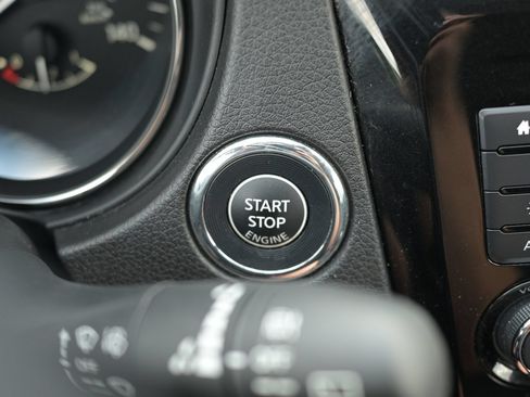 Used 2020 Nissan Rogue SV AWD/4WD image 2
