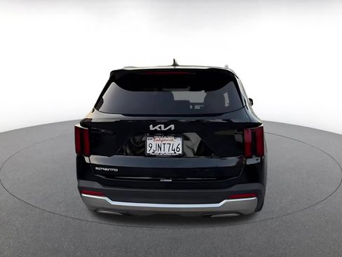 Used 2024 Kia Sorento S FWD image 11