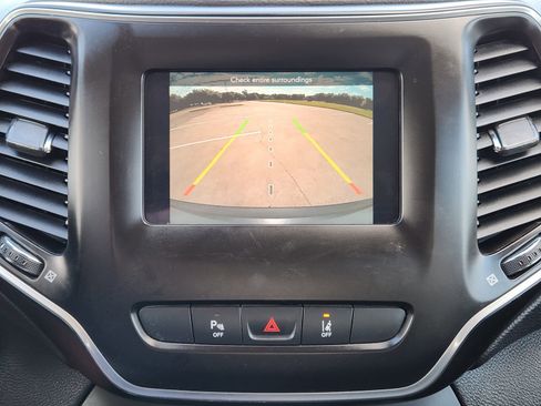 Used 2021 Jeep Cherokee Latitude Plus FWD image 25