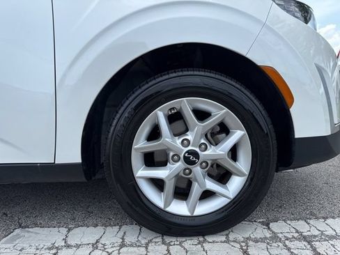 Used 2025 Kia Soul LX w/ LX Technology Package FWD image 9