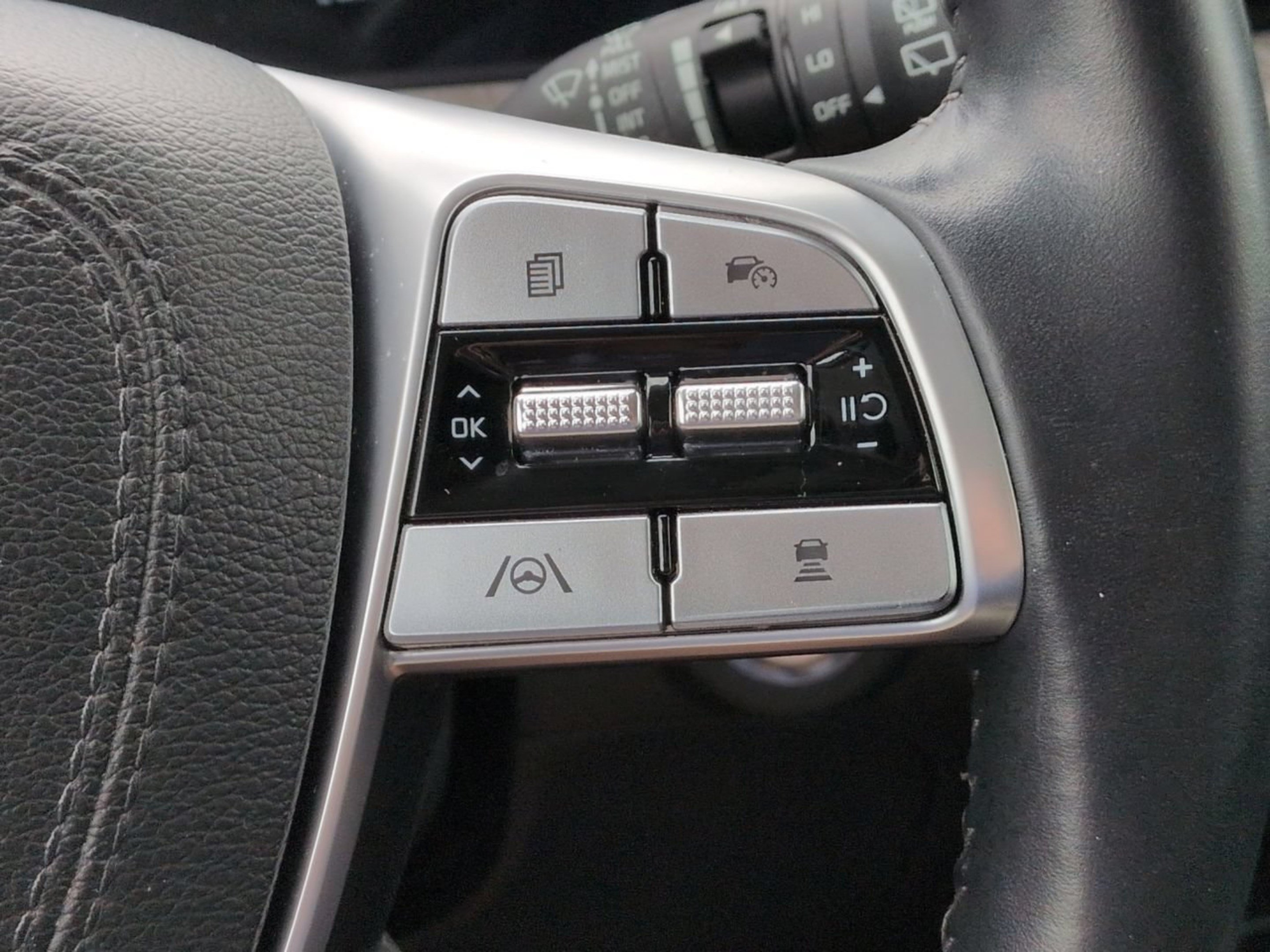 Used 2025 Kia Telluride EX w/ EX Captain's Chair Package FWD image 34