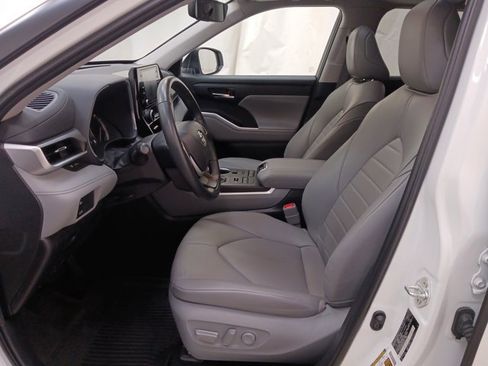 Used 2022 Toyota Highlander XLE image 12