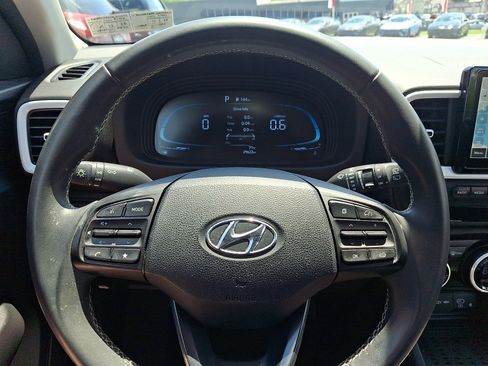 Used 2023 Hyundai Venue Limited FWD image 17