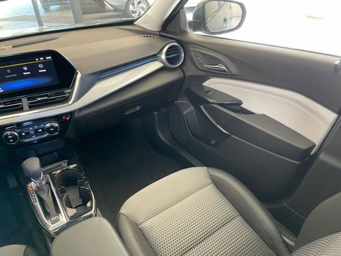 Used 2025 Chevrolet Trax LT image 33