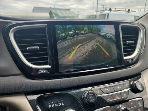 Used 2023 Chrysler Pacifica Touring-L FWD image 21