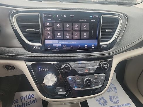 Used 2022 Chrysler Pacifica Touring-L w/ Uconnect Theater Family Group FWD image 22