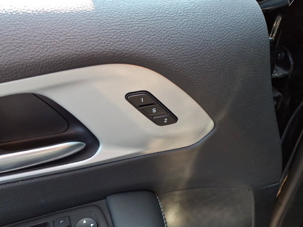 Certified 2025 Chrysler Pacifica Limited FWD image 8